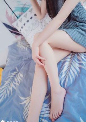 樊振东给王皓戴上金牌